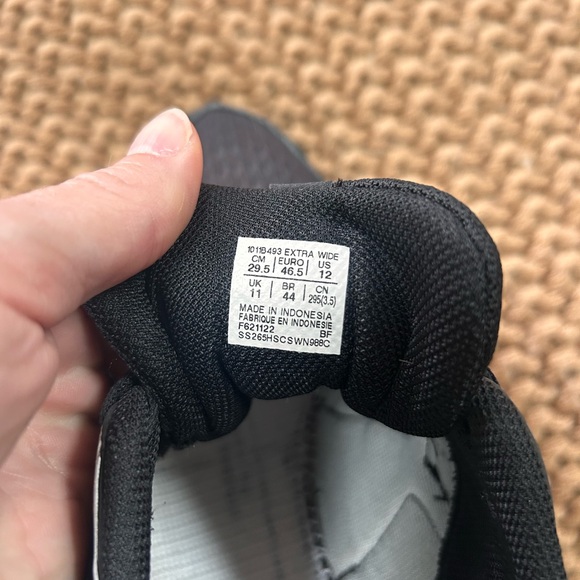 ASICS Men's Black and White Athletic Shoes - Picture 6 of 6